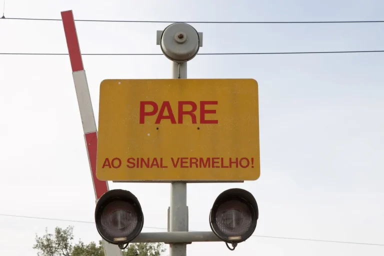 Comboios-Linha-do-Algarve-Passagem-de-Nivel-Joao-Neto-ETIC_Algarve