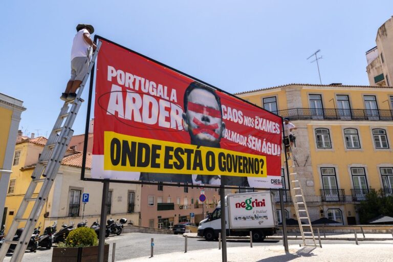 cartaz chega
