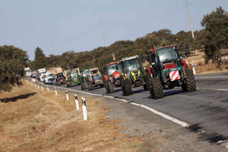 Marcha lenta promovida por uma associação de produtores agropecuários contra o aumento dos custos de produção