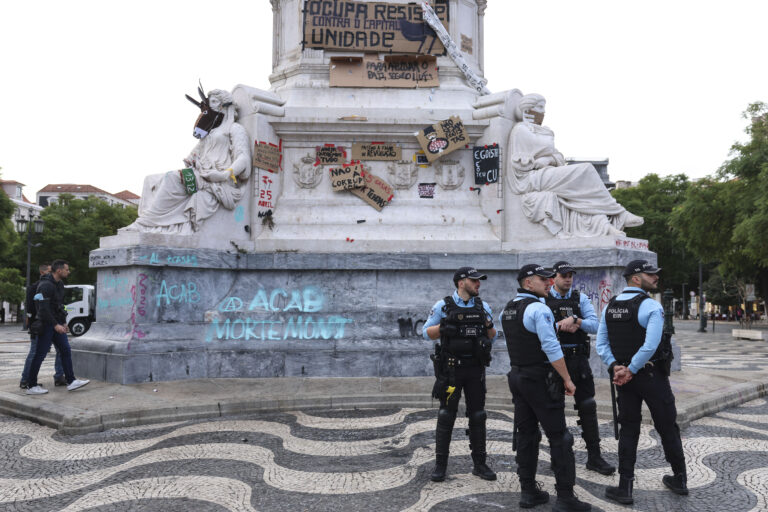 Tendas retiradas na Praça D